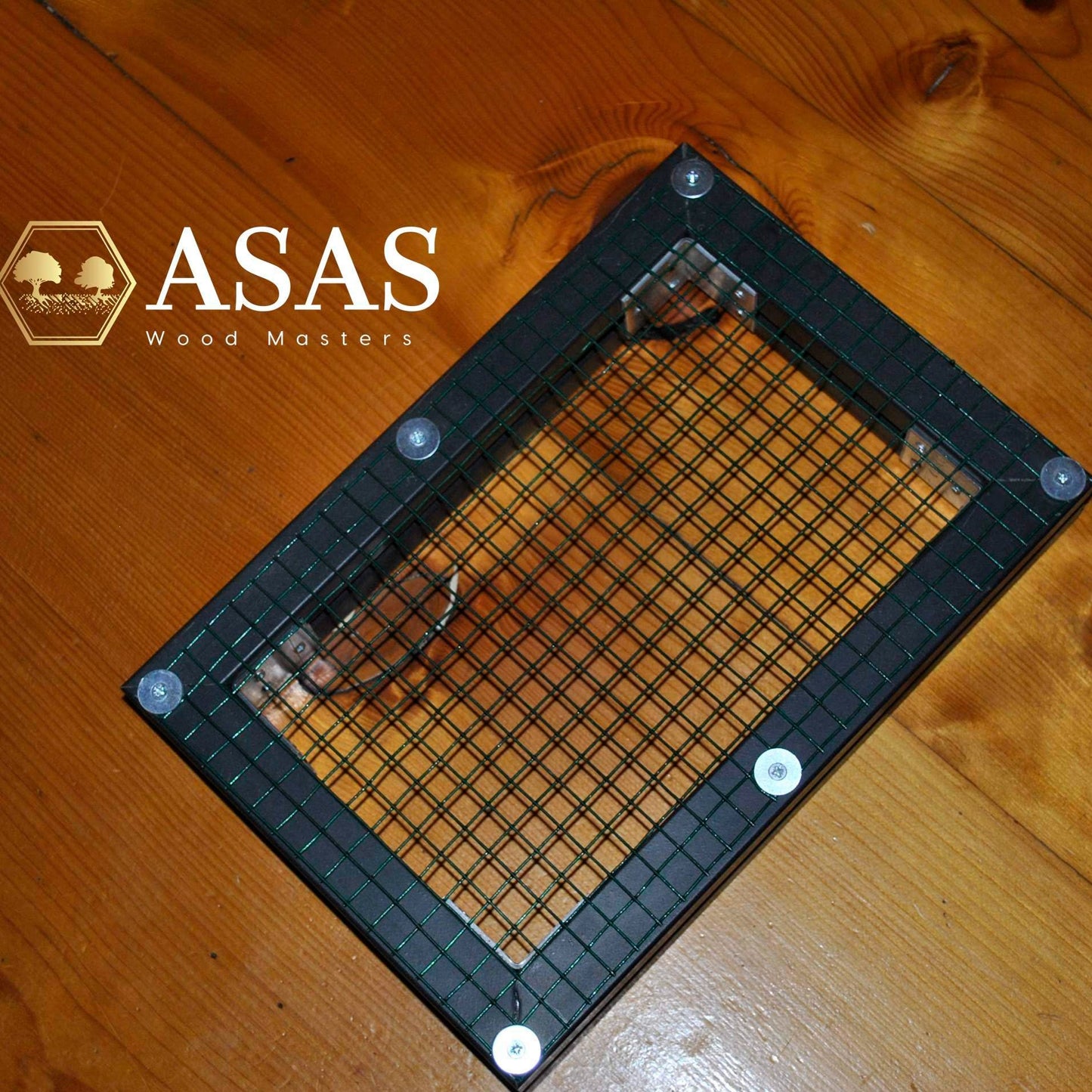 wire mesh for rabbit litter box on the ground